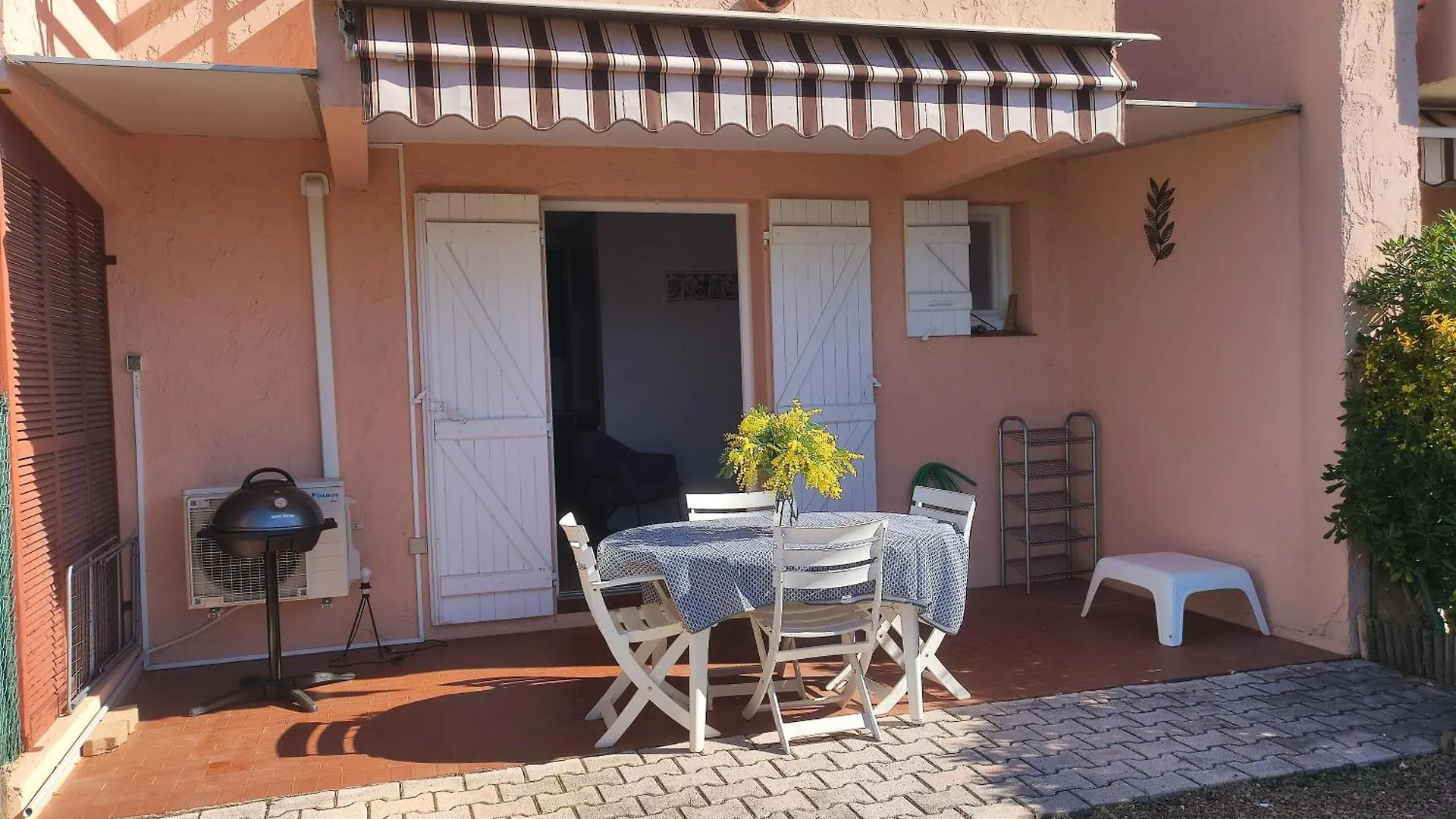 Joli Appartement Avec Jardin Dans Residence Avec Piscines Saint-Raphaël France